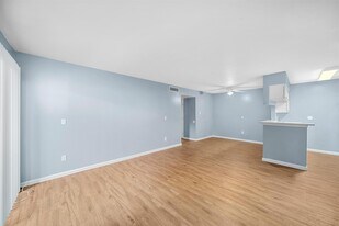 6415 S Lake Houston Pkwy in Houston, TX - Building Photo