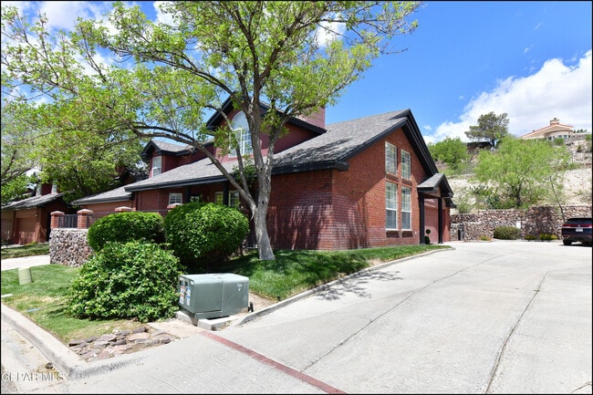 property at 31 Stratford Hall Cir