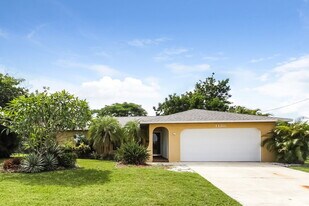 1138 SE 13th St in Cape Coral, FL - Building Photo