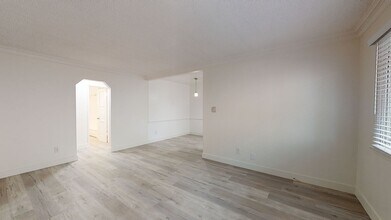 1221 S Holt Ave in Los Angeles, CA - Building Photo - Interior Photo