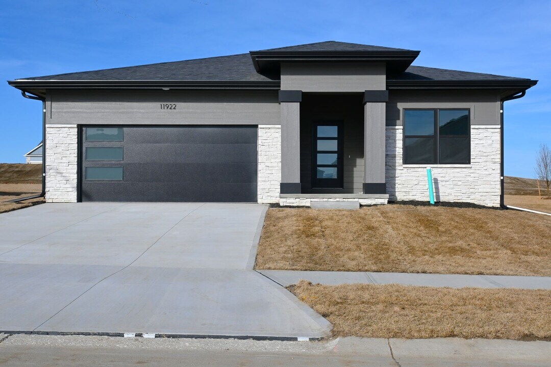 11918 S 117th St in Papillion, NE - Building Photo