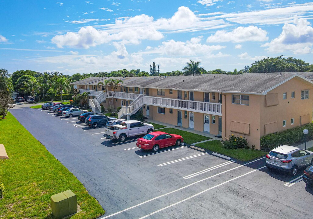 2121 NE 1st Ct, Unit 203 in Boynton Beach, FL - Building Photo