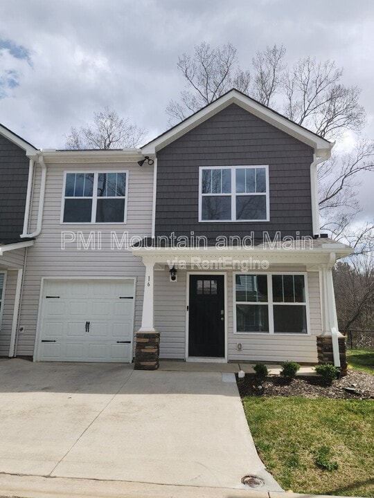 16 Virginia Cmns Dr in Arden, NC - Building Photo