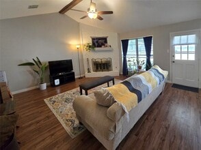 1411 Dorsetshire Dr in Pasadena, TX - Foto de edificio - Building Photo