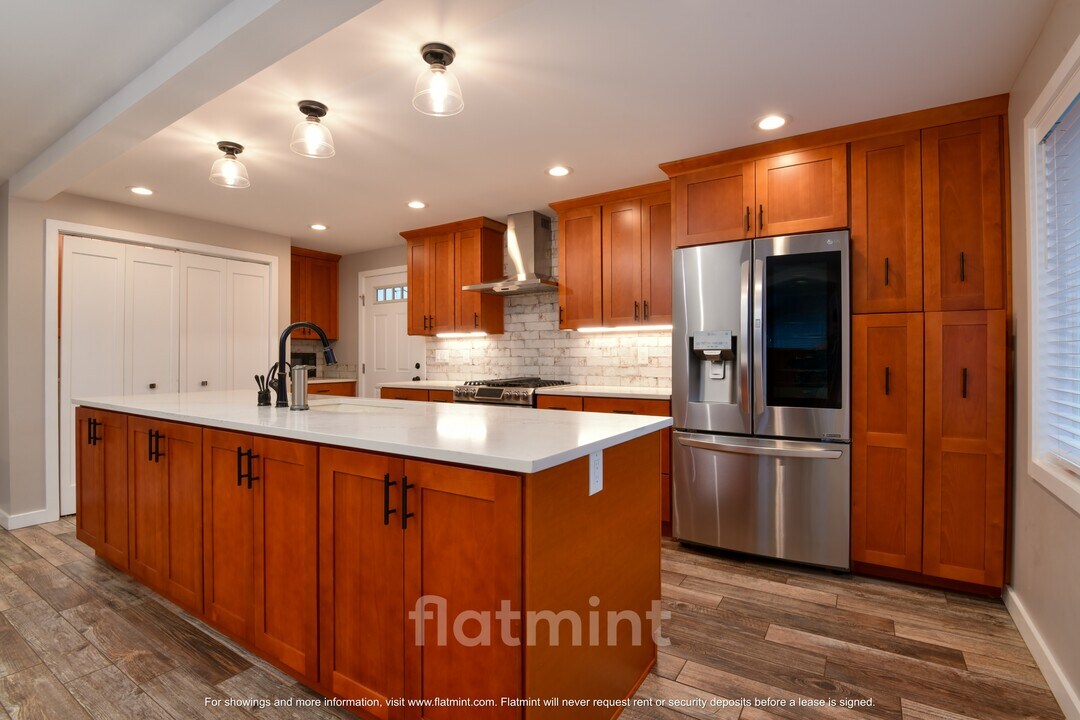 8839 Densmore Ave N in Seattle, WA - Building Photo