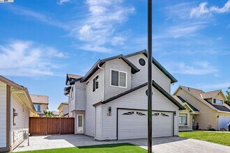 390 Grovewood Loop N in Brentwood, CA - Building Photo - Building Photo