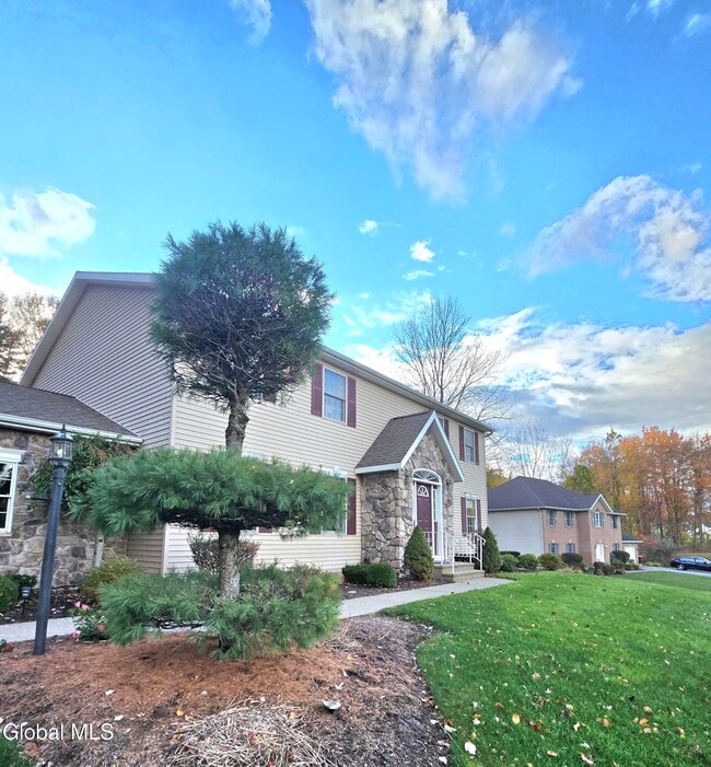 8 Red Maple Ln in Clifton Park, NY - Building Photo - Building Photo