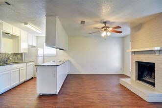 6815 W Cleburne Rd in Fort Worth, TX - Building Photo - Building Photo