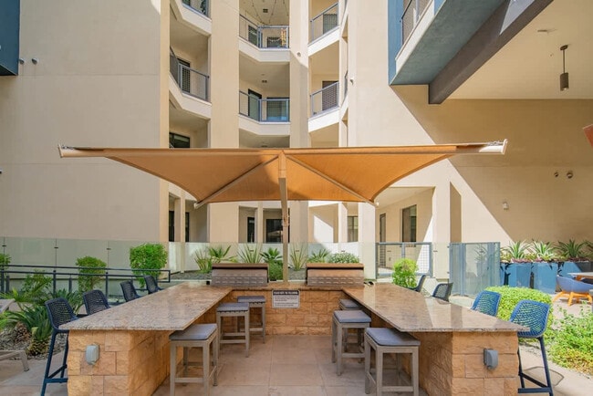 15501 N Dial Blvd in Scottsdale, AZ - Foto de edificio - Building Photo