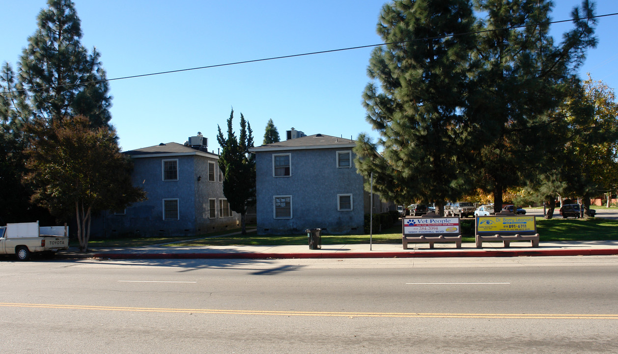 14266 Terra Bella St in Panorama City, CA - Building Photo