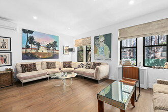 6 Morton St in New York, NY - Building Photo - Interior Photo