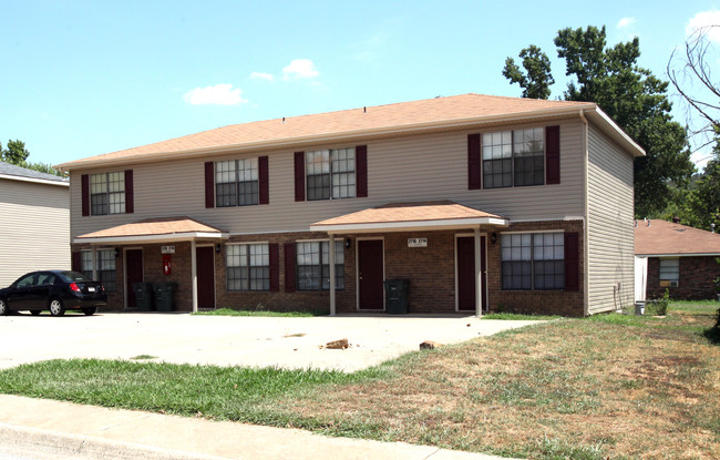 Fayetteville Duplexes - Valencia in Fayetteville, AR - Building Photo - Building Photo