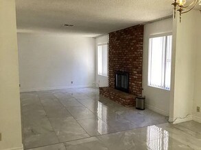 540 Fairway Dr in Palmdale, CA - Foto de edificio - Building Photo