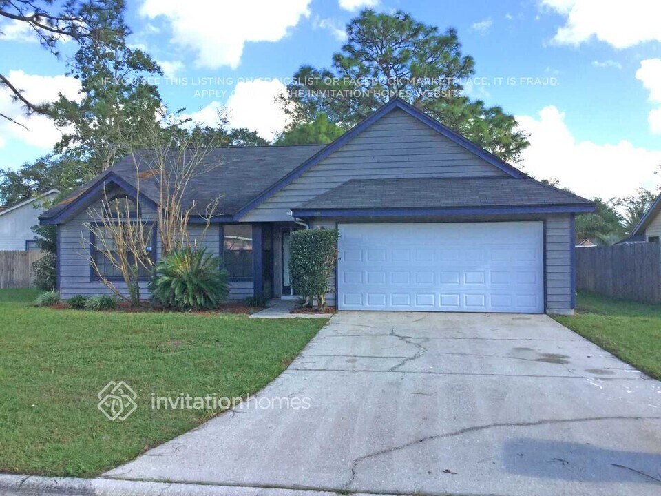 8005 Weather Vane Dr in Jacksonville, FL - Foto de edificio