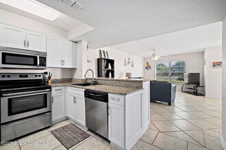 4570 Ocean Beach Blvd in Cocoa Beach, FL - Foto de edificio - Building Photo