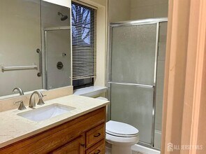 2202 Woodbridge Commons Way in Woodbridge Township, NJ - Building Photo - Building Photo