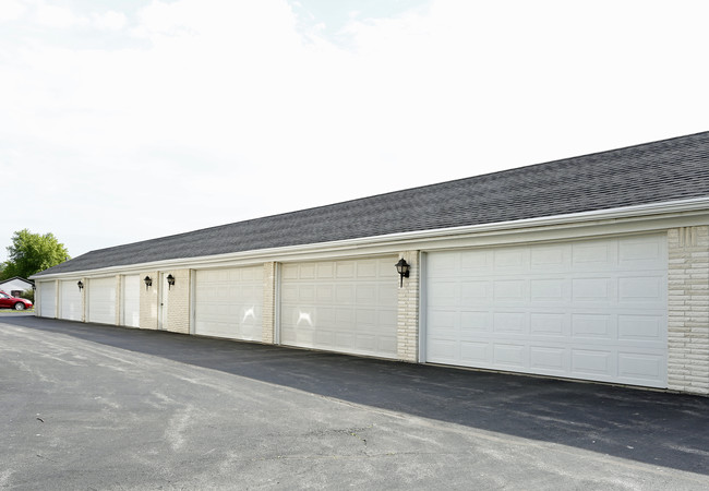 5600 Cresthaven Ln in Toledo, OH - Building Photo - Building Photo