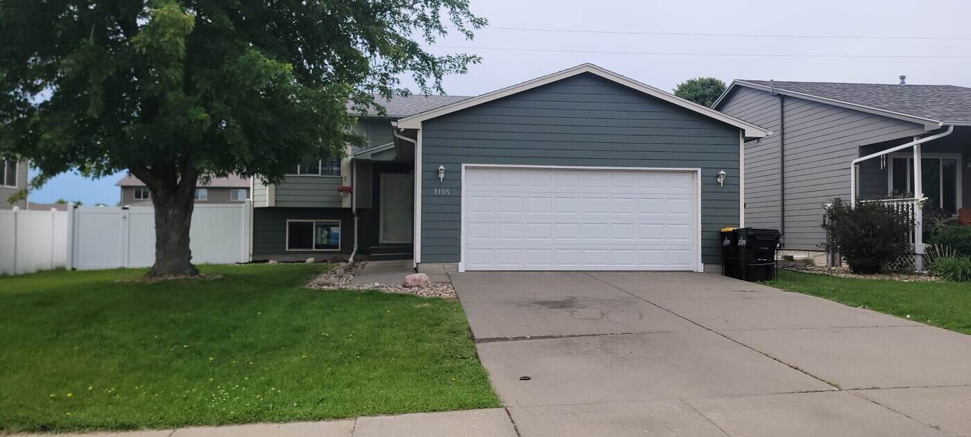 8105 W Stoney Creek St in Sioux Falls, SD - Building Photo