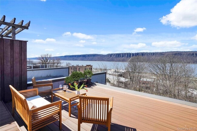 493 Warburton Ave in Hastings On Hudson, NY - Building Photo - Building Photo