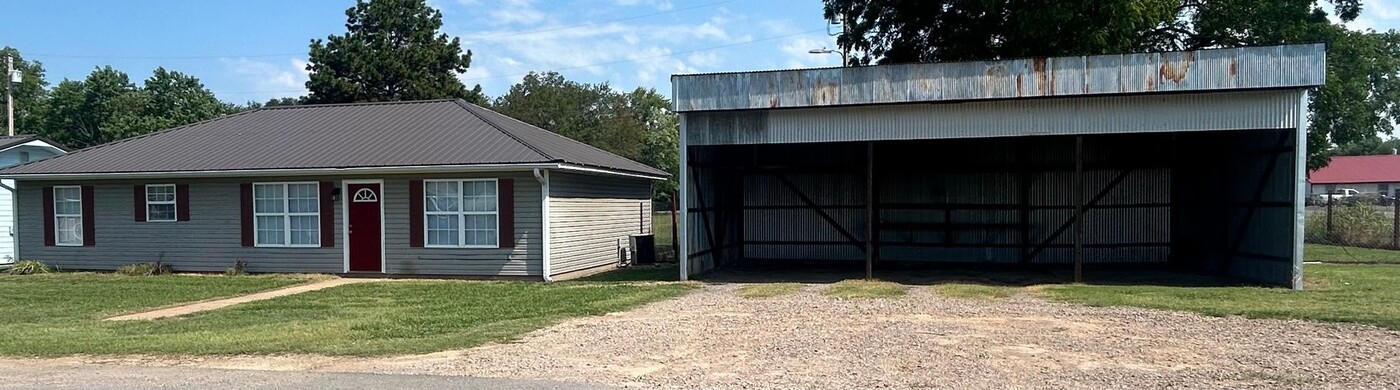 605 W Johnson in Stilwell, OK - Building Photo