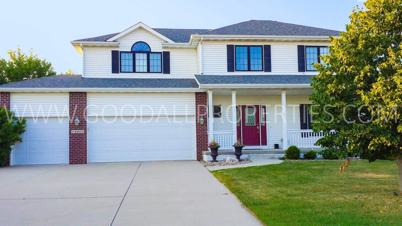 14405 Clearview Ln in Urbandale, IA - Building Photo