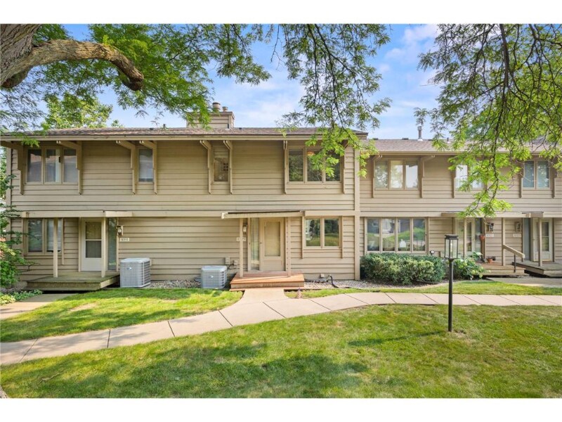 10329 Scarborough Rd in Minneapolis, MN - Building Photo