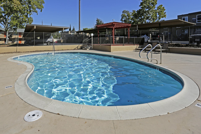 River's Edge Apartments in Carmichael, CA - Building Photo - Building Photo