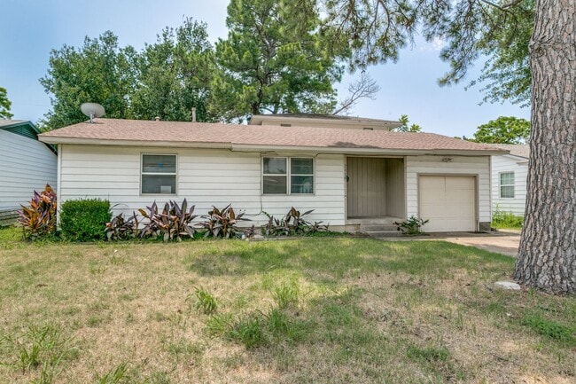 2318 Dennis St in Irving, TX - Building Photo - Building Photo