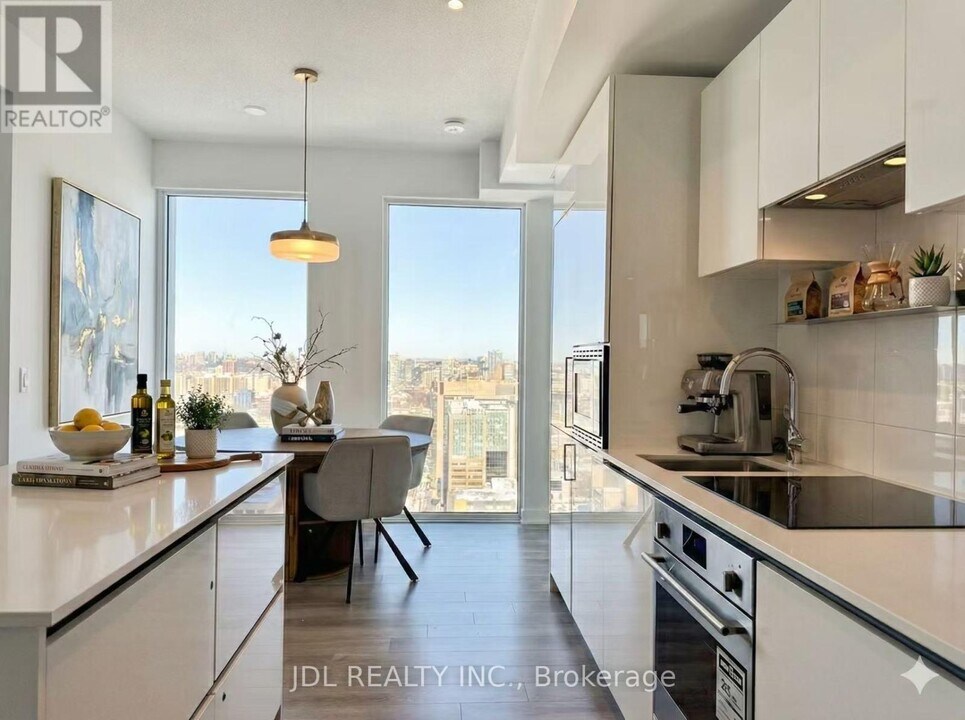 238 Simcoe St in Toronto, ON - Building Photo