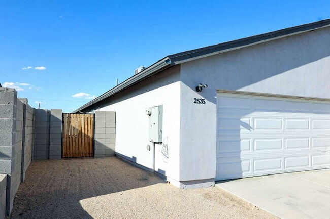 2535 E Broadway Rd in Phoenix, AZ - Building Photo - Building Photo