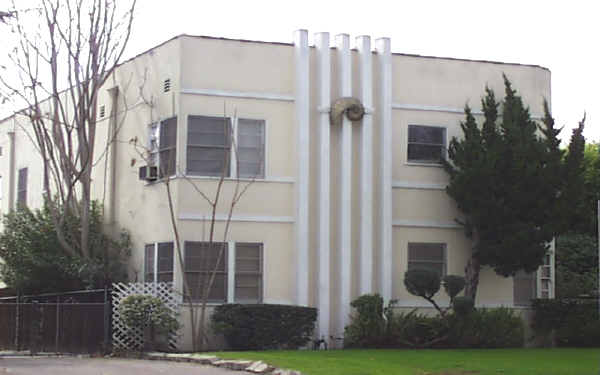 10740 Camarillo St in North Hollywood, CA - Foto de edificio