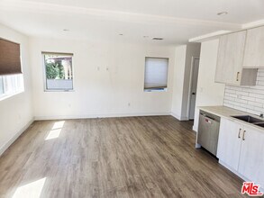 3524 S Bronson Ave in Los Angeles, CA - Foto de edificio - Building Photo