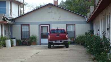 208 Perry St in Marlin, TX - Building Photo - Building Photo