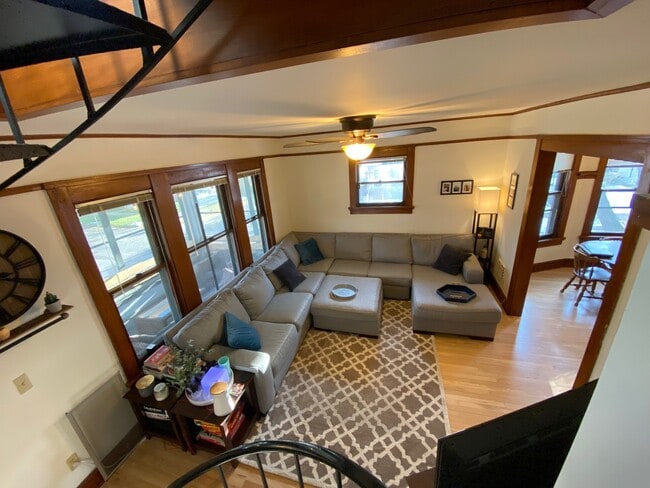 2104 E Mifflin St in Madison, WI - Foto de edificio - Building Photo