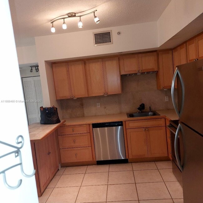 2630 SW 28th St, Unit 16 in Miami, FL - Building Photo - Building Photo