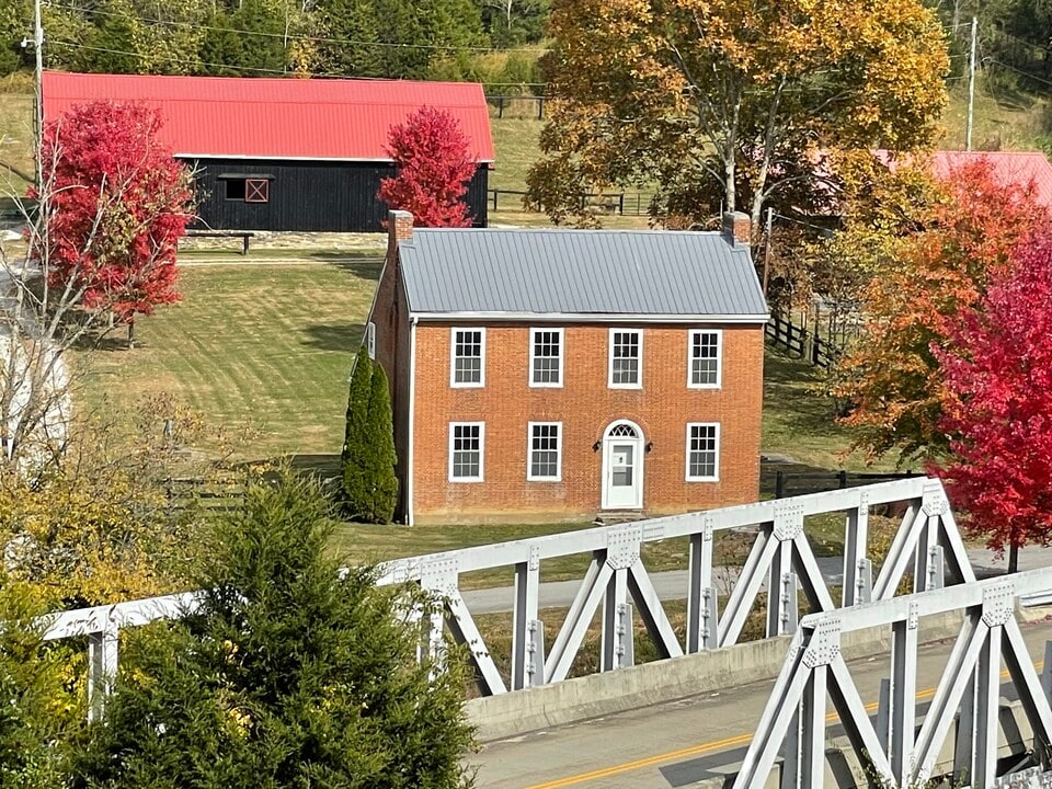 3899 Augusta Minerva Rd in Augusta, KY - Foto de edificio