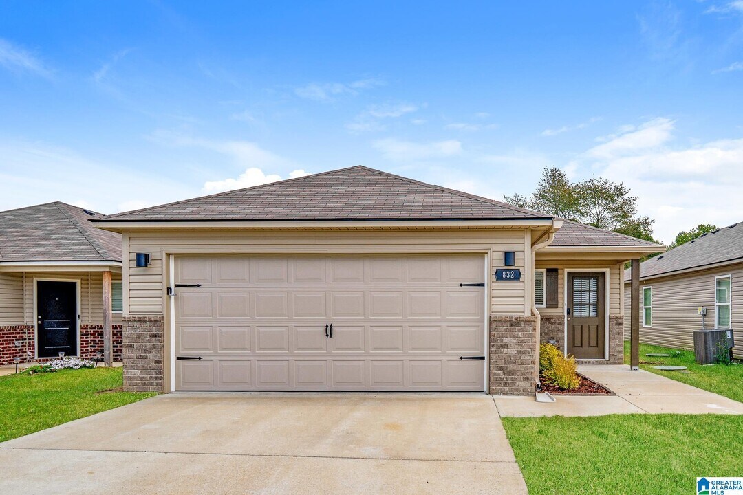 832 Lora Ln in Odenville, AL - Building Photo