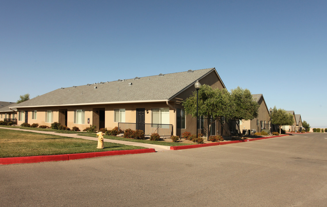 College Park Apartment Homes in Lemoore, CA - Building Photo