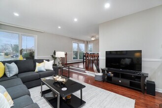 7069 N Crawford Ave in Lincolnwood, IL - Building Photo - Building Photo