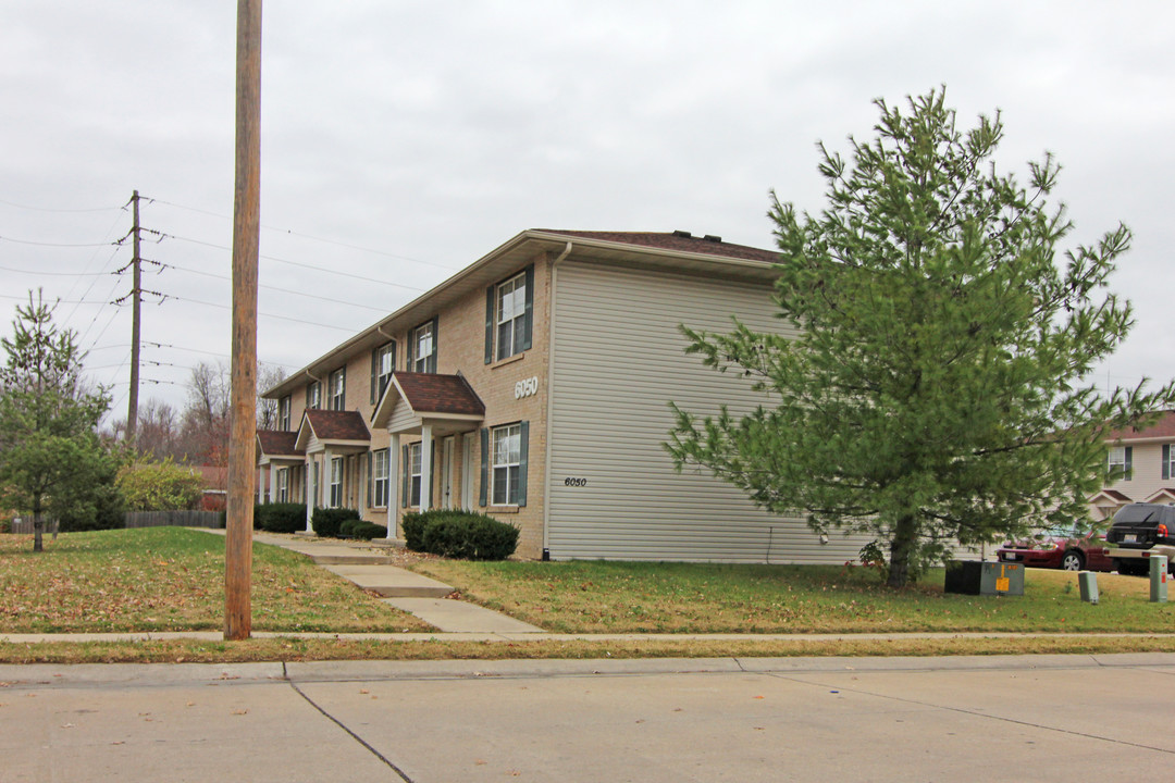 6050 Old Collinsville Rd in Fairview Heights, IL - Building Photo