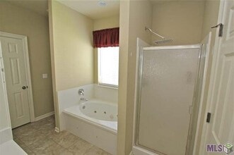 9039 Lake Mist Ave in Baton Rouge, LA - Building Photo - Building Photo