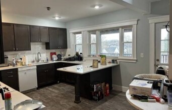 66 Perthshire Rd, Unit 2 in Boston, MA - Foto de edificio - Building Photo