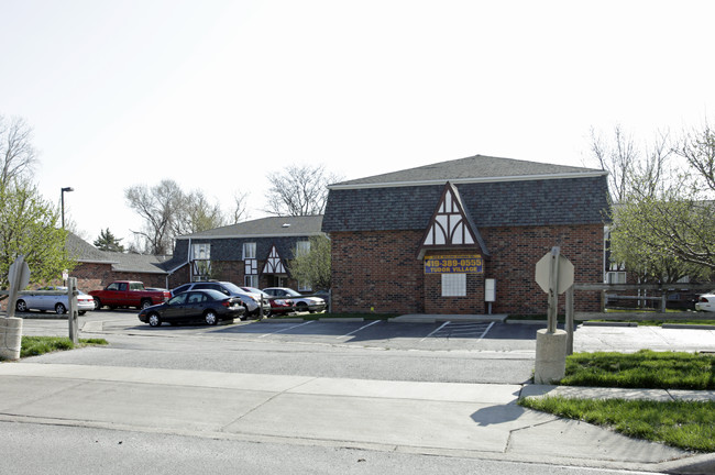 Tudor Village Apartments in Toledo, OH - Foto de edificio - Building Photo