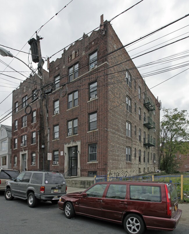 243 Danforth Ave in Jersey City, NJ - Foto de edificio - Building Photo