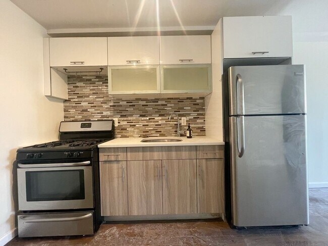329 Pulaski St in Brooklyn, NY - Building Photo - Building Photo
