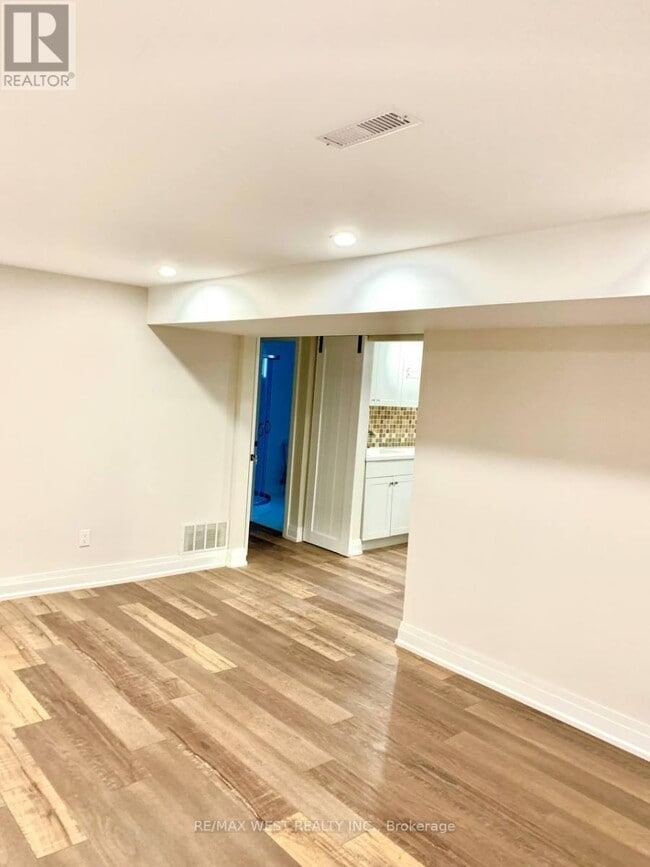 5 McDonald Dr in Aurora, ON - Building Photo - Building Photo