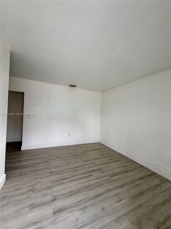 5700 SW 4th St in Miami, FL - Foto de edificio - Building Photo