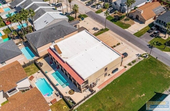 106 E Campeche St in South Padre Island, TX - Foto de edificio - Building Photo