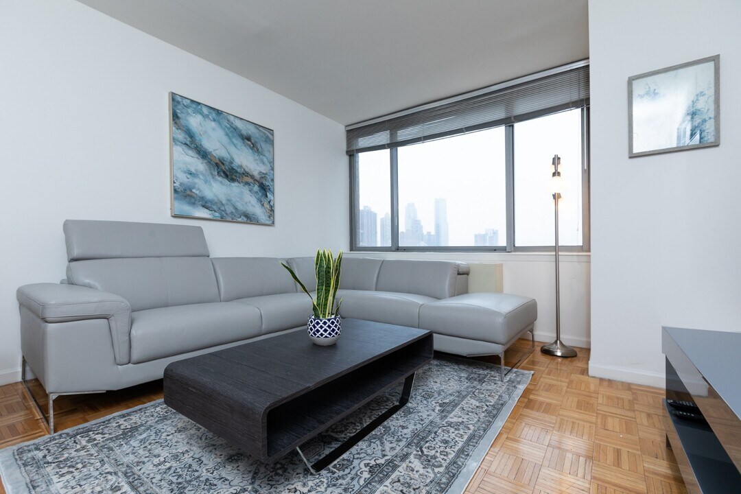 271 W 47th St in New York, NY - Building Photo