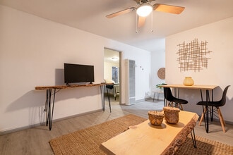 221 Girard Blvd SE, Unit Casita in Albuquerque, NM - Building Photo - Building Photo